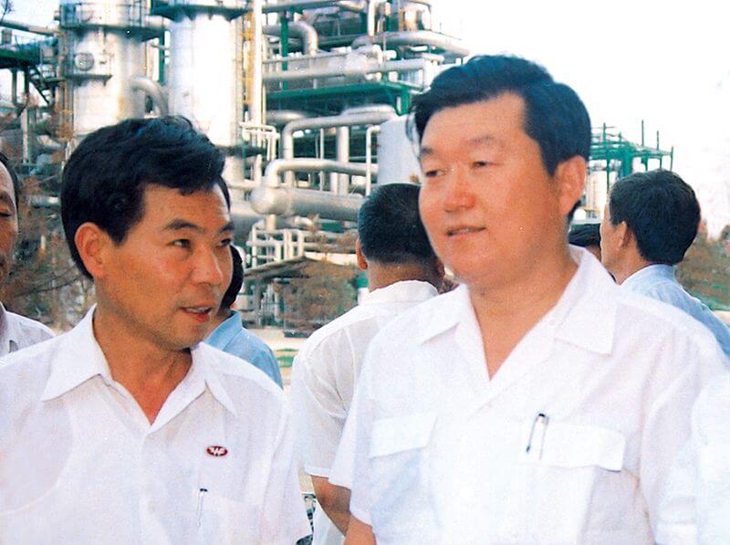 1990年7月19日，时任河南省代省长李 长 春(右一）到中原大化视察。