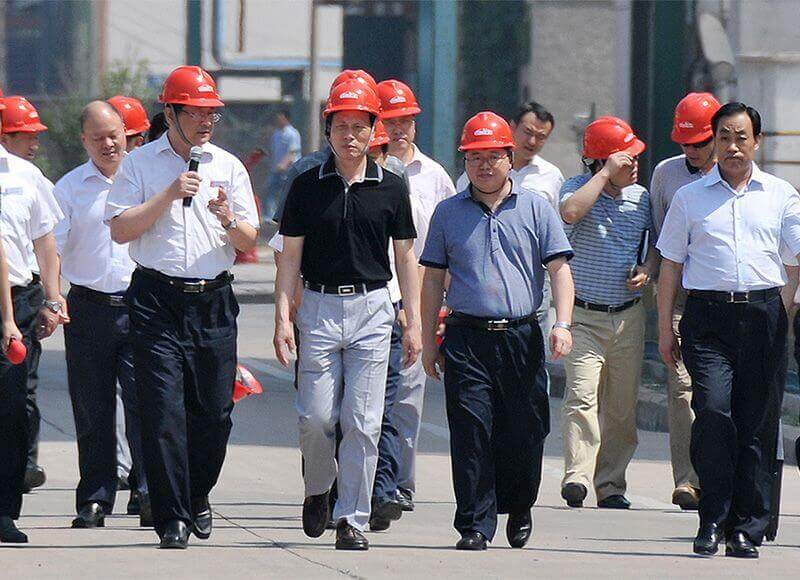 2013年6月27日，时任河南省省长谢伏瞻（左二）视察中原大化。