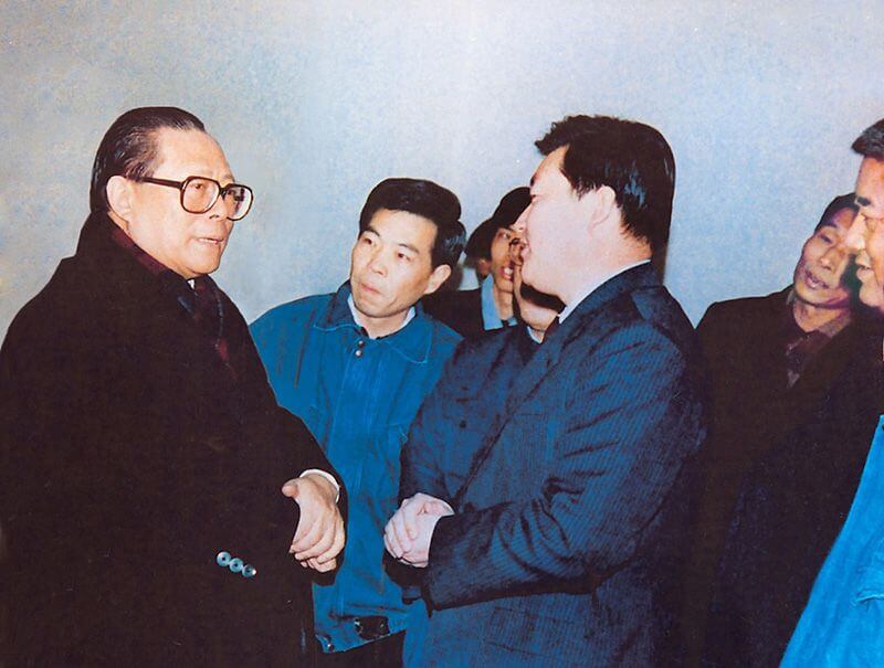 1991年2月5日，时任中共中央总书记的江 泽 民（左一）视察中原大化，他指示：“抓住机遇，深化改革，扩大开放，促进发展，保持稳定。”