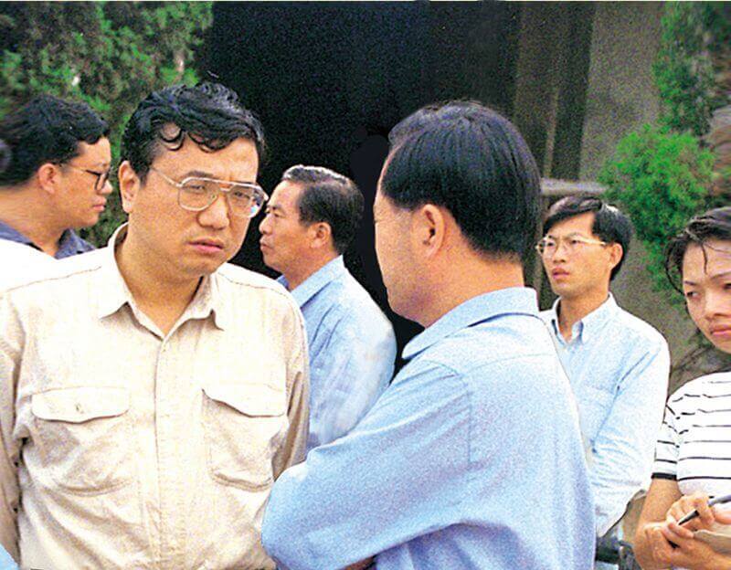 1999年7月8日，时任河南省人民政府省长李克强（左一）到中原大化视察。