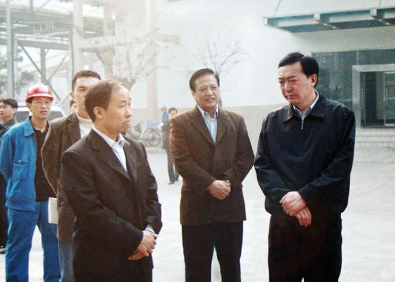2005年11月4日，时任河南省委副书记陈全国（右一）到中原大化调研