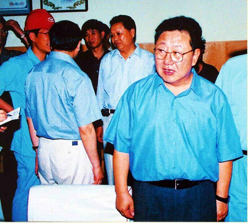 2002年6月6日，时任中共河南省委书记陈奎元（右一）到中原大化调研。