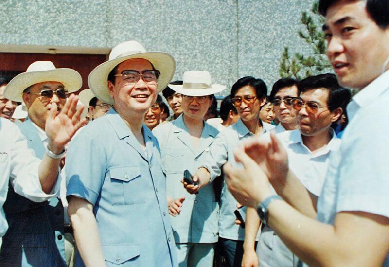 1990年6月12日，时任国务院总理李 鹏视察中原大化，并题词：“物质文明与精神文明一起抓，把中原大化建设成为现代化企业”