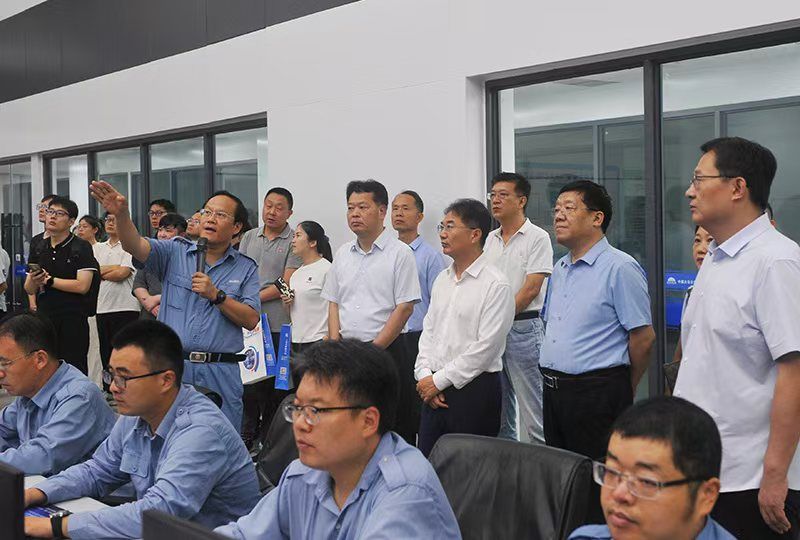 河南省制造业数字化转型城市行观摩组走进中原大化