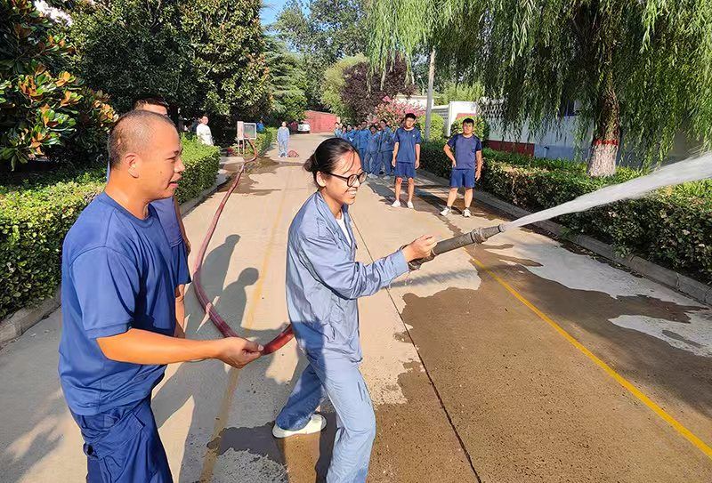 园区组织新入职大学生开展消防培训