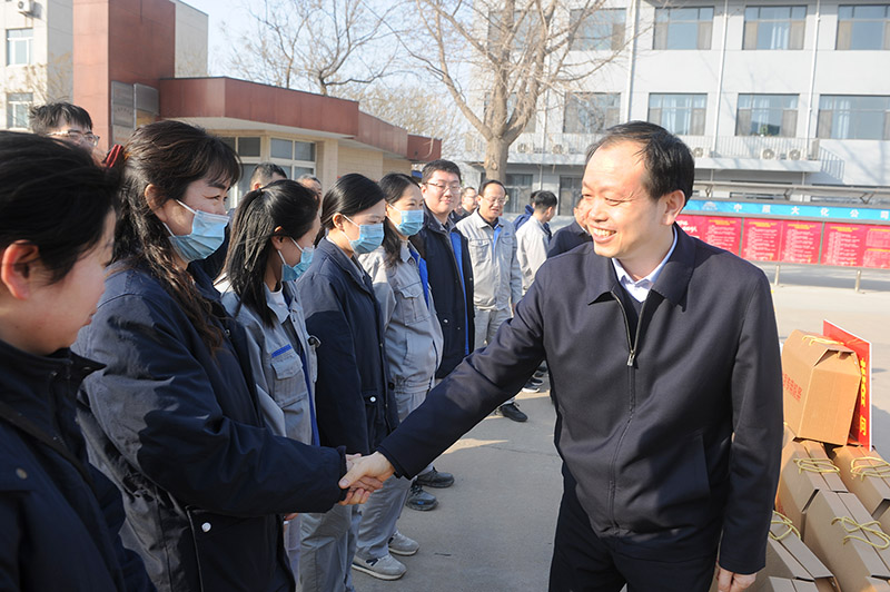 张五星到中原大化开展节前走访慰问 (1)